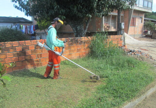 Trabalhadores na limpeza dos passeios