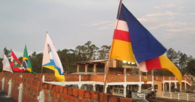 Bandeira do município hasteada no parque do rodeio