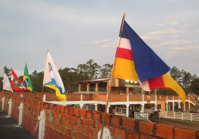 Bandeira do município hasteada no parque do rodeio