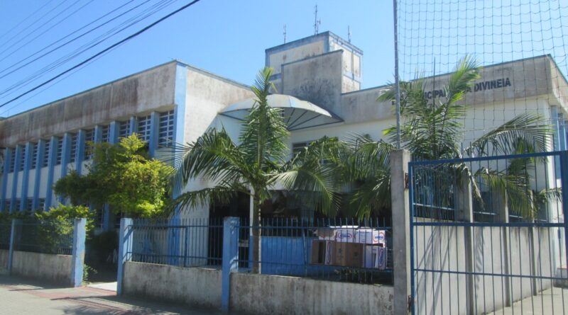 Escola completa 43 anos