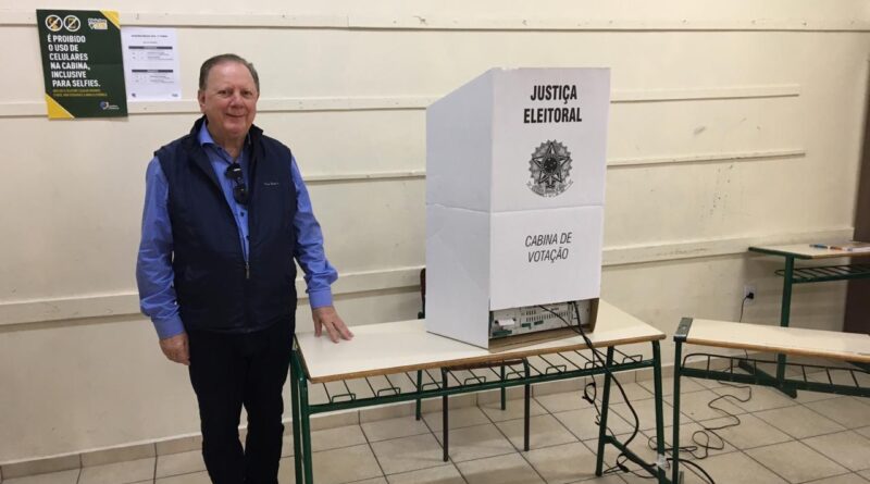 Prefeito vota no Castro Alves