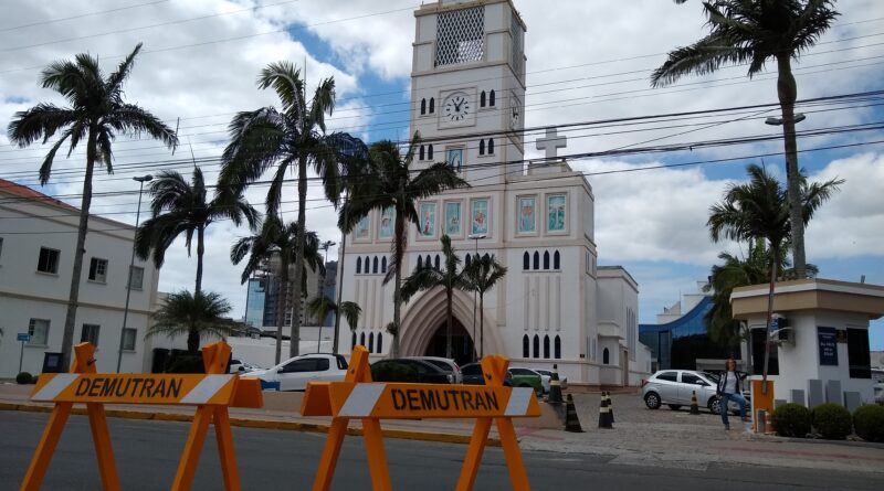 Duas mãos em frente à igreja